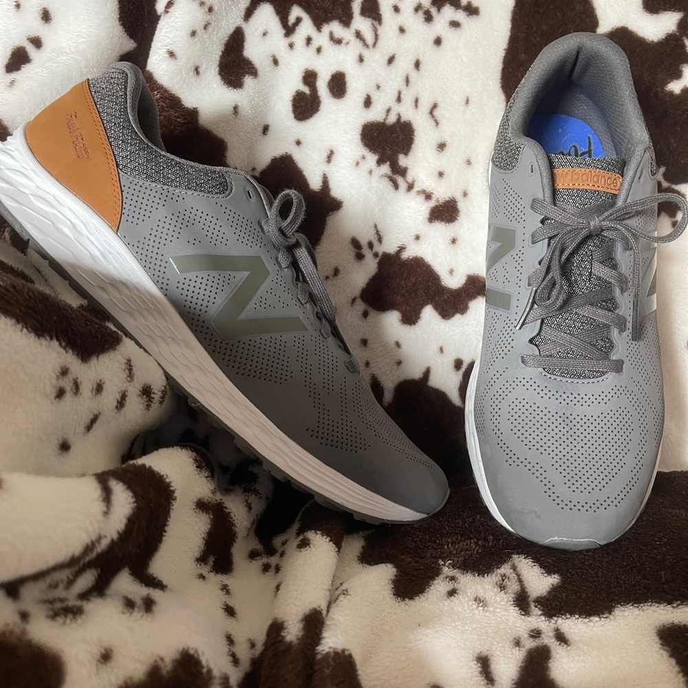 Men’s New Balance sneakers, new with out tags.